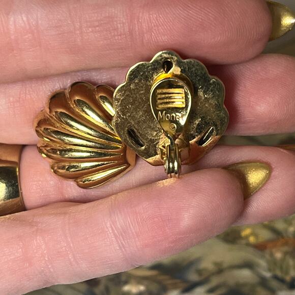 Vintage Monet Classic Gold Tone Shell Earrings - Picture 2 of 6